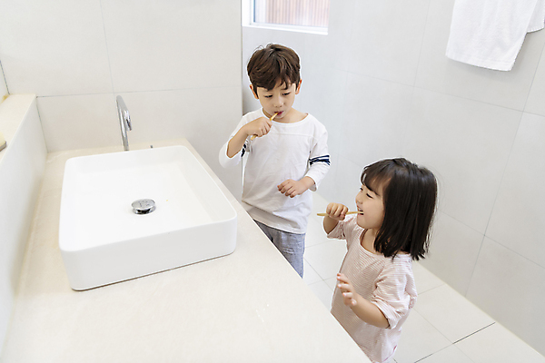 포토 JPG 응시 여자 남자 어린이라이프 어린이 가족 실내 남매 미소 들기 소녀 소년 상반신 두명 옆모습 건강관리 청결 한국인 양치 가족라이프 위생 칫솔 세면대 화장실 치아건강 어린이만 국내포토 라이프스타일 시선 뷰포인트 관계 모션 표정 건강 관리 사람 동양인 내부 위생용품 파일형식