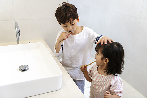 포토 JPG 응시 여자 남자 어린이라이프 어린이 가족 실내 남매 들기 소녀 소년 상반신 두명 옆모습 건강관리 청결 한국인 양치 가족라이프 위생 칫솔 세면대 화장실 치아건강 칭찬 어린이만 쓰다듬기 국내포토 라이프스타일 시선 뷰포인트 관계 모션 건강 관리 사람 동양인 내부 위생용품 파일형식