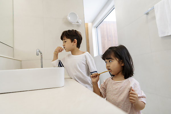 포토 JPG 응시 여자 남자 어린이라이프 어린이 가족 실내 남매 들기 소녀 소년 상반신 두명 옆모습 건강관리 청결 한국인 양치 가족라이프 위생 칫솔 세면대 화장실 치아건강 어린이만 국내포토 라이프스타일 시선 뷰포인트 관계 모션 건강 관리 사람 동양인 내부 위생용품 파일형식