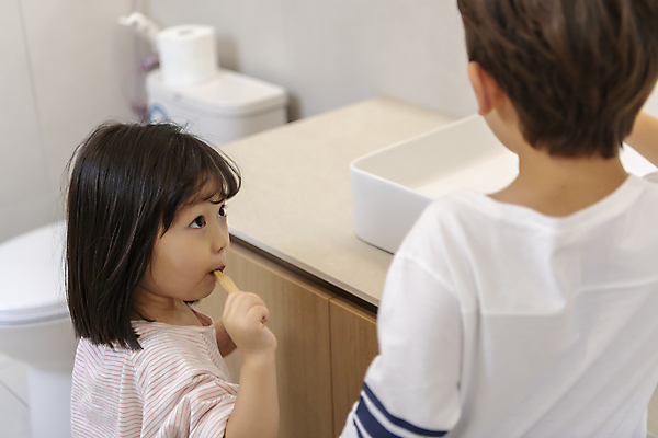포토 JPG 응시 여자 남자 어린이라이프 어린이 가족 실내 남매 들기 소녀 소년 상반신 두명 옆모습 뒷모습 건강관리 청결 한국인 양치 가족라이프 위생 칫솔 세면대 화장실 변기 치아건강 어린이만 국내포토 라이프스타일 시선 뷰포인트 관계 모션 건강 관리 사람 동양인 내부 위생용품 파일형식
