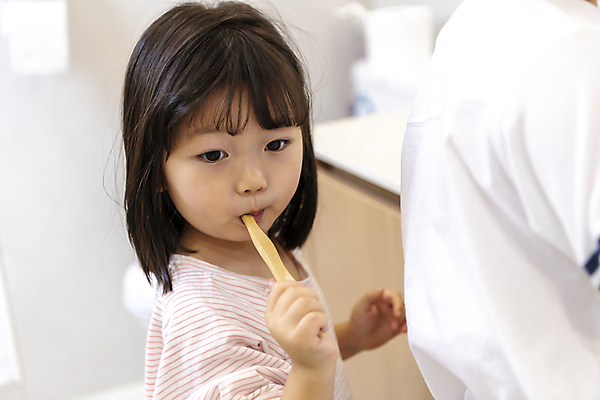 포토 JPG 응시 여자 남자 어린이라이프 어린이 가족 실내 남매 들기 소녀 소년 상반신 두명 옆모습 뒷모습 건강관리 청결 한국인 양치 가족라이프 위생 칫솔 화장실 치아건강 어린이만 국내포토 라이프스타일 시선 뷰포인트 관계 모션 건강 관리 사람 동양인 내부 위생용품 파일형식