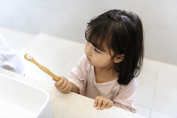 포토 JPG 응시 여자 어린이라이프 어린이 가족 실내 한명 들기 소녀 상반신 앞모습 건강관리 청결 한국인 양치 가족라이프 위생 칫솔 세면대 화장실 치아건강 소녀한명만 국내포토 1 라이프스타일 시선 뷰포인트 관계 모션 건강 관리 사람 동양인 내부 위생용품 여자한명만 소녀만 파일형식