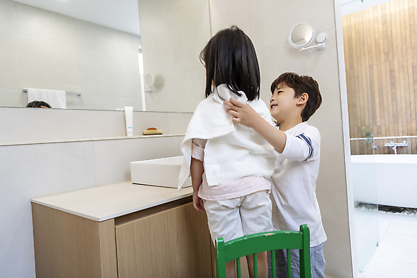 포토 JPG 응시 여자 남자 어린이라이프 어린이 의자 가족 실내 남매 서기 미소 소녀 소년 상반신 두명 옆모습 뒷모습 수건 건강관리 청결 한국인 가족라이프 세수 위생 세면대 화장실 욕실거울 어린이만 국내포토 라이프스타일 시선 뷰포인트 가구 관계 모션 표정 건강 관리 사람 동양인 내부 위생용품 거울 파일형식