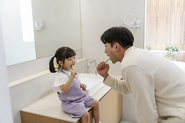 포토 JPG 여자 남자 딸 어린이 가족 실내 숙이기 미소 들기 앉기 소녀 상반신 성인 두명 옆모습 30대 마주보기 건강관리 청결 한국인 양치 가족라이프 아빠 위생 칫솔 세면대 화장실 욕실거울 치아건강 국내포토 라이프스타일 뷰포인트 포즈 관계 모션 표정 건강 관리 사람 동양인 내부 장년 위생용품 거울 파일형식