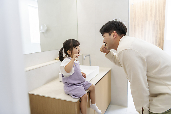 포토 JPG 전신 여자 남자 딸 어린이 가족 실내 미소 들기 앉기 소녀 상반신 성인 두명 옆모습 30대 마주보기 건강관리 청결 한국인 양치 가족라이프 아빠 위생 칫솔 세면대 화장실 욕실거울 치아건강 국내포토 라이프스타일 뷰포인트 관계 모션 표정 건강 관리 사람 동양인 내부 장년 위생용품 거울 파일형식