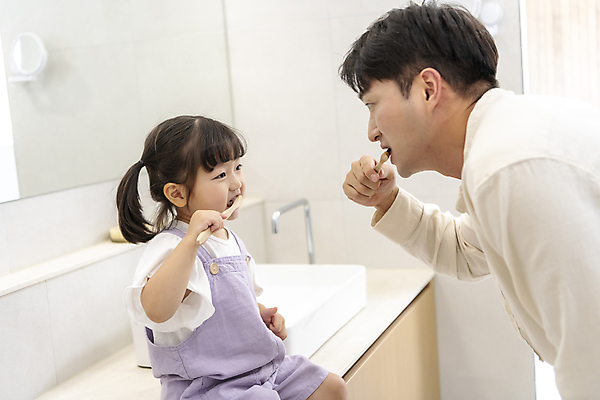 포토 JPG 여자 남자 딸 어린이 가족 실내 들기 앉기 소녀 상반신 성인 두명 옆모습 30대 마주보기 건강관리 청결 한국인 양치 가족라이프 아빠 위생 칫솔 세면대 화장실 욕실거울 치아건강 국내포토 라이프스타일 뷰포인트 관계 모션 건강 관리 사람 동양인 내부 장년 위생용품 거울 파일형식