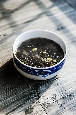 포토 JPG 그릇 실내 그림자 사람없음 김 전라남도 국 나무탁자 신안 국내포토 식기 음식 탁자 내부 해조류 전라도 파일형식