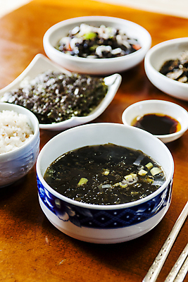 포토 JPG 그릇 접시 밥 반찬 수저 실내 사람없음 아웃포커스 김 전라남도 밥상 국 나무탁자 신안 국내포토 식기 음식 탁자 촬영기법 내부 해조류 전라도 파일형식