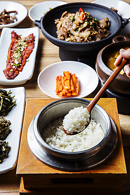 포토 JPG 접시 손 반찬 들기 신체부위 냄비 강원도 쌀밥 한정식 나무숟가락 철원 국내포토 식기 한식 음식 모션 밥 한국 사람 숟가락 솥 정식 파일형식