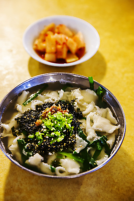 포토 JPG 그릇 접시 음식 실내 사람없음 경주 고명 경상북도 깍두기 수제비 국내포토 식기 김치 내부 경상도 파일형식