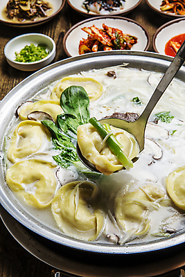 포토 JPG 접시 반찬 실내 사람없음 국자 만두 강원도 김치만두 만두전골 철원 국내포토 식기 음식 주방용품 한국 내부 전골 파일형식