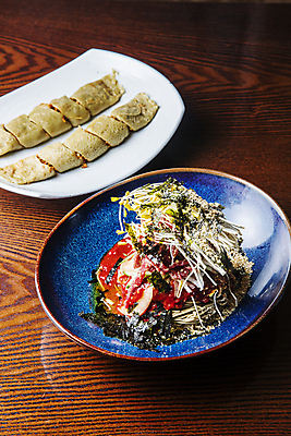 포토 JPG 접시 실내 사람없음 강원도 나무탁자 막국수 메밀전병 평창 국내포토 식기 음식 탁자 한국 내부 국수 파일형식