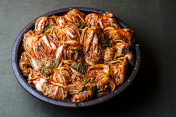 포토 JPG 그릇 회색배경 실내 사람없음 전통음식 발효 배추김치 경기도 발효음식 양평 국내포토 전통 식기 음식 백그라운드 김치 한국 내부 회색 파일형식