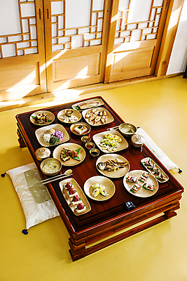 포토 JPG 그릇 접시 수저 실내 방석 사람없음 경상북도 밥상 한정식 창호문 안동 한식당 국내포토 식기 한식 탁자 내부 문 식당 경상도 정식 파일형식