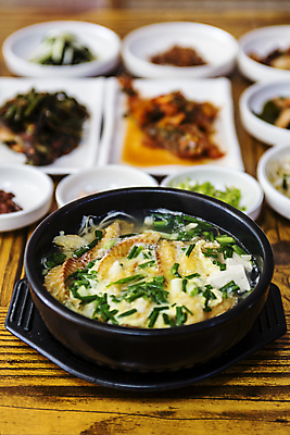 포토 JPG 접시 반찬 사람없음 아웃포커스 전라남도 한정식 나무탁자 강진 황태해장국 국내포토 식기 한식 음식 탁자 촬영기법 전라도 정식 해장국 파일형식