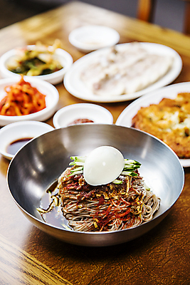 포토 JPG 접시 반찬 실내 사람없음 아웃포커스 계란 강원도 빈대떡 춘천 나무탁자 막국수 수육 국내포토 식기 한식 음식 탁자 떡 한국 촬영기법 내부 알 국수 파일형식