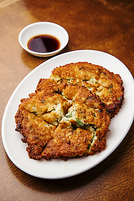 포토 JPG 접시 실내 사람없음 간장 강원도 종지 춘천 나무탁자 녹두빈대떡 국내포토 그릇 식기 탁자 떡 한국 내부 양념 파일형식