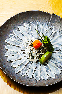 포토 JPG 접시 실내 사람없음 하이앵글 회 복어 해산물 나무탁자 복사시미 국내포토 식기 음식 뷰포인트 탁자 어류 내부 파일형식