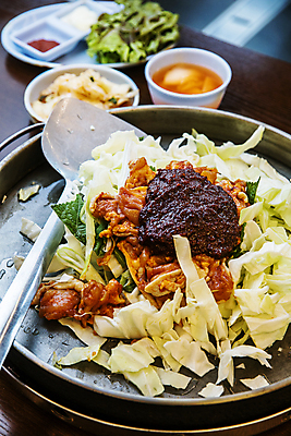 포토 JPG 반찬 실내 요리 사람없음 상추 철판 강원도 뒤집개 춘천 춘천닭갈비 국내포토 음식 채소 주방용품 한국 내부 닭갈비 파일형식