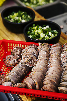 포토 JPG 실내 사람없음 아웃포커스 바구니 뚝배기 강원도 순대 속초 순대국 국내포토 한식 한국 촬영기법 내부 국 파일형식