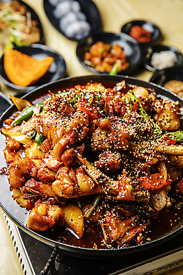 포토 JPG 접시 반찬 실내 사람없음 아웃포커스 냄비 버너 광주 닭볶음 닭볶음탕 국내포토 식기 음식 한국 촬영기법 내부 솥 볶음 닭고기요리 파일형식