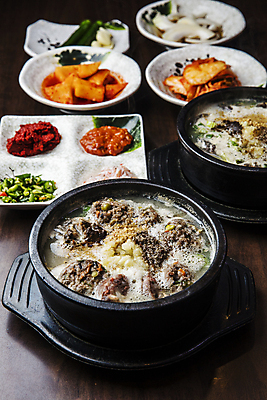 포토 식기 한식 음식 탁자 한국 내부 국 강원도 파일형식 반찬 실내 접시 뚝배기 나무탁자 순대국 속초 JPG 사람없음 국내포토