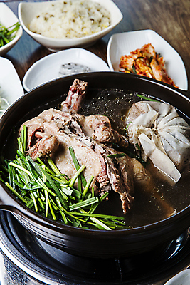 포토 JPG 접시 반찬 실내 사람없음 뚝배기 보양식 나무탁자 대전 오리백숙 한방오리탕 국내포토 식기 음식 탁자 한국 내부 몸보신 오리탕 파일형식