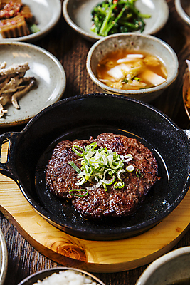 포토 JPG 접시 반찬 실내 사람없음 경주 냄비 경상북도 한정식 나무받침 나무탁자 떡갈비 국내포토 식기 한식 음식 탁자 내부 목재 솥 경상도 받침대 정식 파일형식