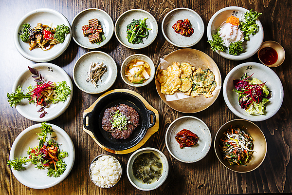 포토 JPG 그릇 접시 밥 실내 사람없음 하이앵글 경주 냄비 상차림 전 경상북도 한정식 나무탁자 도토리묵 떡갈비 한식당 국내포토 식기 한식 음식 뷰포인트 탁자 내부 식당 솥 경상도 정식 파일형식