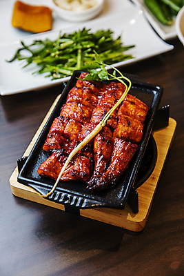 포토 JPG 접시 실내 사람없음 삼 충청남도 철판 보양식 장어구이 나무받침 나무탁자 부여 국내포토 식기 음식 채소 탁자 내부 목재 장어 받침대 생선요리 충청도 몸보신 파일형식