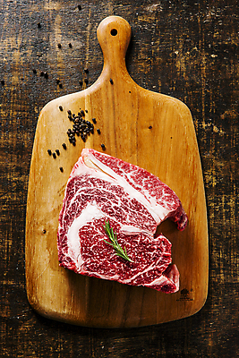 포토 JPG 실내 사람없음 하이앵글 소고기 경상북도 한우 후추 로즈메리 나무도마 나무탁자 등심 의성 국내포토 뷰포인트 탁자 도마 육류 내부 목재 경상도 허브 향신료 파일형식