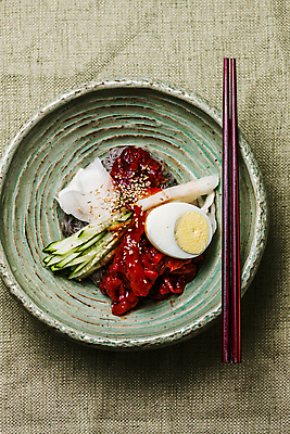 포토 JPG 그릇 접시 오이 사람없음 하이앵글 계란 명태 강원도 냉면 나무젓가락 속초 코다리 제철음식 국내포토 식기 한식 음식 뷰포인트 채소 젓가락 여름음식 한국 어류 알 생태_생선 제철 파일형식