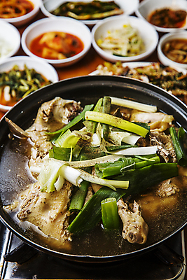 포토 JPG 접시 반찬 실내 사람없음 아웃포커스 냄비 버너 보양식 경기도 안양 백숙 국내포토 식기 음식 한국 촬영기법 내부 솥 몸보신 파일형식