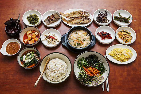 포토 JPG 접시 반찬 실내 사람없음 하이앵글 경주 상차림 경상북도 뚝배기 한정식 나무탁자 산채비빔밥 한식당 국내포토 식기 한식 음식 뷰포인트 탁자 내부 식당 경상도 비빔밥 정식 파일형식