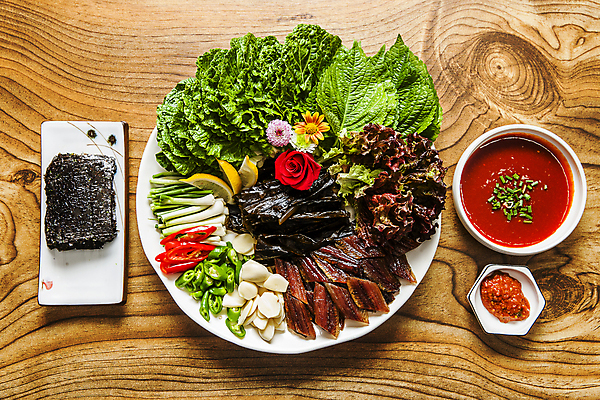 포토 JPG 꽃 실내 사람없음 하이앵글 김 상차림 경상북도 쌈장 과메기 구룡포 나무탁자 쌈채소 제철 초고추장 포항 제철음식 국내포토 식물 음식 뷰포인트 채소 탁자 내부 양념 해조류 경상도 파일형식