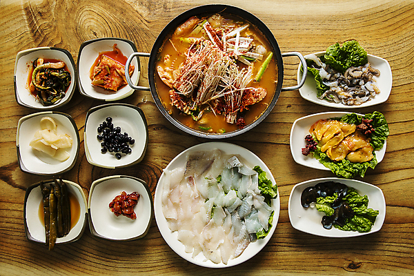 포토 JPG 접시 실내 사람없음 하이앵글 회 충청남도 상차림 낙지 해삼 매운탕 나무탁자 보령 도다리 국내포토 식기 음식 뷰포인트 탁자 연체동물 어류 내부 수중동물 해산물 탕 충청도 파일형식