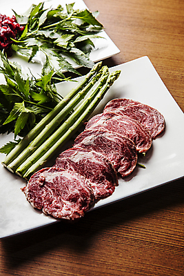 포토 JPG 접시 채소 실내 사람없음 소고기 경상북도 아스파라거스 한우 육회 나무탁자 의성 국내포토 식기 탁자 생고기 육류 내부 경상도 파일형식