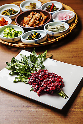 포토 JPG 접시 반찬 실내 사람없음 소쿠리 소고기 한우 육회 광주 나무탁자 국내포토 식기 음식 탁자 한국 생고기 육류 내부 바구니 파일형식