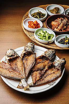 포토 JPG 접시 반찬 실내 사람없음 소쿠리 광주 굴비 나무탁자 국내포토 식기 음식 탁자 한국 어류 내부 바구니 파일형식