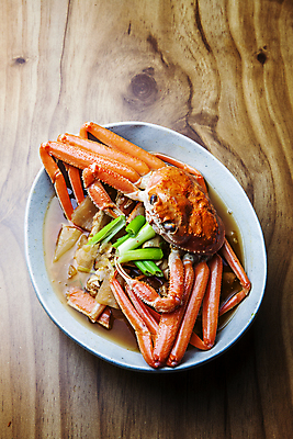 포토 JPG 접시 음식 실내 사람없음 하이앵글 경상북도 대게 구룡포 나무탁자 포항 국내포토 식기 뷰포인트 탁자 내부 게 경상도 파일형식