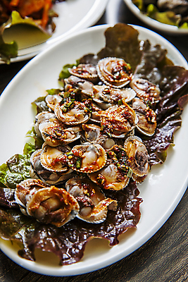 포토 JPG 접시 사람없음 전라남도 나무탁자 벌교 보성 꼬막무침 벌교꼬막 국내포토 식기 음식 탁자 전라도 특산물 꼬막 파일형식