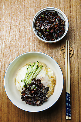 포토 JPG 그릇 젓가락 실내 사람없음 하이앵글 중식 인천 간짜장 나무탁자 젓가락받침대 국내포토 식기 음식 뷰포인트 탁자 한국 수저 내부 짜장면 수저받침대 파일형식