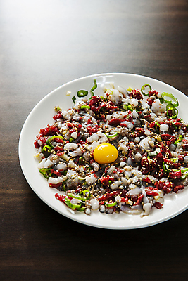 포토 JPG 접시 실내 사람없음 소고기 전라남도 육회 나무탁자 목포 낙지탕탕이 국내포토 식기 한식 탁자 생고기 육류 내부 전라도 파일형식