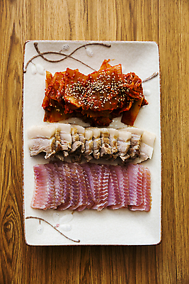 포토 JPG 접시 김치 실내 사람없음 하이앵글 전라남도 나무탁자 목포 수육 홍어 홍어삼합 국내포토 식기 한식 뷰포인트 탁자 어류 내부 전라도 삼합 파일형식