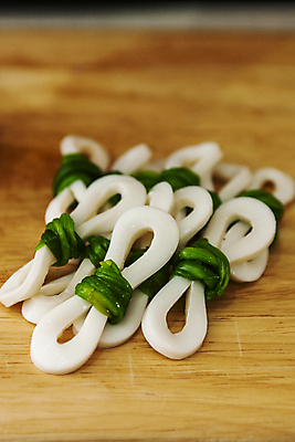 포토 JPG 음식 실내 사람없음 묶기 오징어 미나리 나무도마 음식장식 국내포토 채소 모션 연체동물 도마 내부 목재 장식 수중동물 파일형식