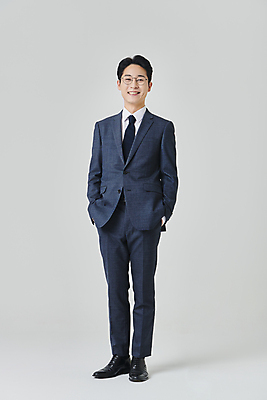 포토 JPG 스튜디오촬영 전신 남자 안경 회색배경 실내 한명 서기 미소 정장 성인 앞모습 30대 비즈니스라이프 한국인 직장인 비즈니스맨 주머니손 정장구두 성인남자한명만 안경낌 국내포토 직업 1 라이프스타일 잡화 옷 구두 뷰포인트 백그라운드 비즈니스 모션 표정 사람 동양인 내부 장년 회색 남자한명만 성인남자만 파일형식