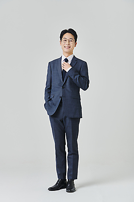 포토 JPG 스튜디오촬영 전신 남자 안경 회색배경 넥타이 실내 한명 서기 미소 정장 성인 앞모습 30대 비즈니스라이프 만지기 한국인 잡기 직장인 비즈니스맨 주머니손 정장구두 성인남자한명만 안경낌 국내포토 직업 1 라이프스타일 잡화 옷 구두 뷰포인트 백그라운드 비즈니스 모션 표정 사람 동양인 내부 장년 회색 남자한명만 성인남자만 파일형식