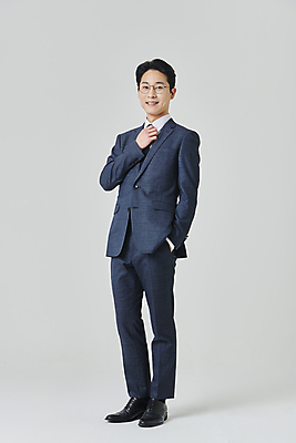 포토 JPG 스튜디오촬영 전신 응시 남자 안경 회색배경 넥타이 실내 한명 서기 미소 정장 성인 앞모습 30대 비즈니스라이프 만지기 한국인 직장인 비즈니스맨 주머니손 정장구두 성인남자한명만 안경낌 국내포토 직업 1 라이프스타일 시선 잡화 옷 구두 뷰포인트 백그라운드 비즈니스 모션 표정 사람 동양인 내부 장년 회색 남자한명만 성인남자만 파일형식