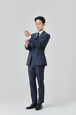포토 JPG 스튜디오촬영 전신 응시 남자 안경 회색배경 실내 한명 서기 정장 성인 옆모습 30대 비즈니스라이프 만지기 한국인 직장인 비즈니스맨 정장구두 소매 성인남자한명만 안경낌 국내포토 직업 1 라이프스타일 시선 잡화 옷 구두 뷰포인트 비즈니스 모션 사람 동양인 내부 장년 회색 남자한명만 성인남자만 파일형식 컬러 신발 인종 생활 남자만 성인만