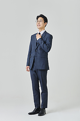 포토 JPG 스튜디오촬영 전신 응시 남자 안경 회색배경 넥타이 실내 한명 서기 미소 정장 성인 옆모습 30대 비즈니스라이프 만지기 한국인 직장인 비즈니스맨 정장구두 성인남자한명만 안경낌 국내포토 직업 1 라이프스타일 시선 잡화 옷 구두 뷰포인트 백그라운드 비즈니스 모션 표정 사람 동양인 내부 장년 회색 남자한명만 성인남자만 파일형식